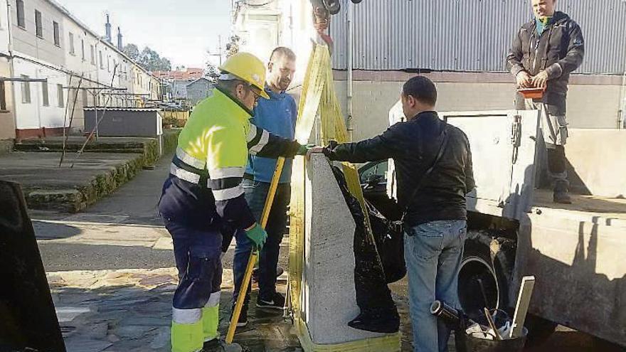 Instalación del monolito en el barrio de A Cañota. // S.A.