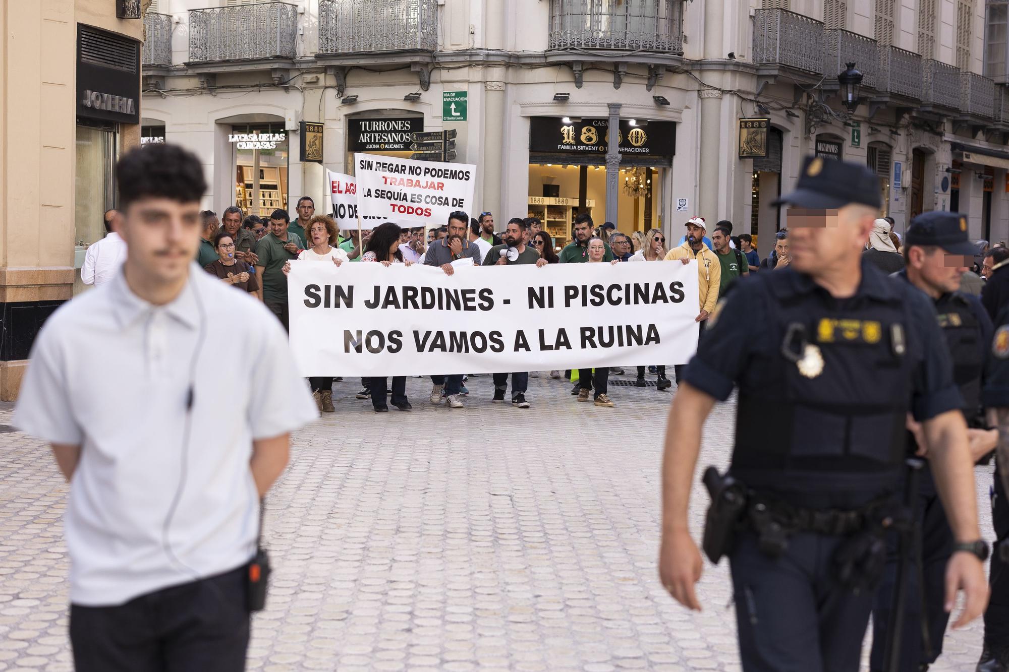 Manifestación de diferentes empresas y autónomos que se dedican a la jardinería y mantenimiento de piscinas privadas contra el reparto discriminatorio de los recursos hídricos, en Málaga. 
