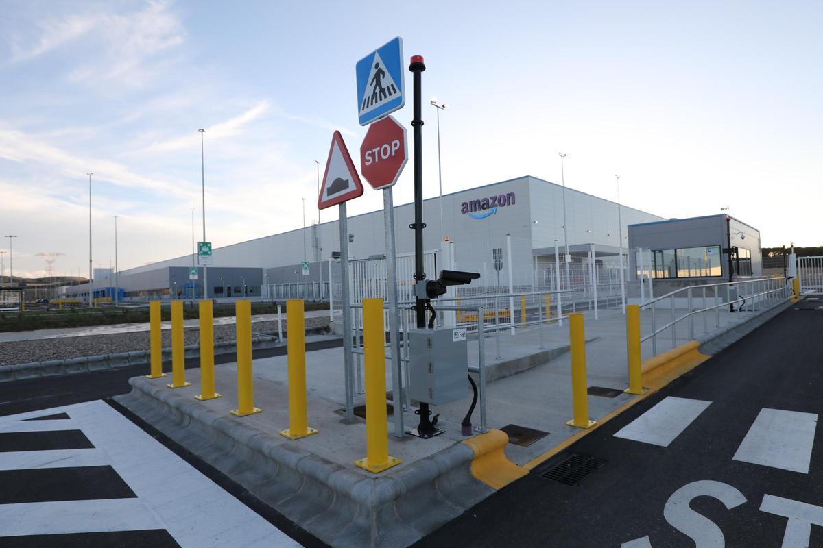 El gran almacén de Amazon de Plaza,que tiene 52.000 metros cuadrados de superficie y abrirá en dos meses.