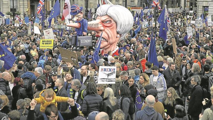 Masiva marcha en Londres para pedir otro referéndum del ‘brexit’