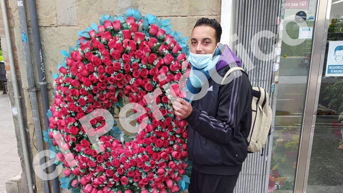 Amine mendigo muerto por el frio, ultima foto cogiendo una rosa para su madre