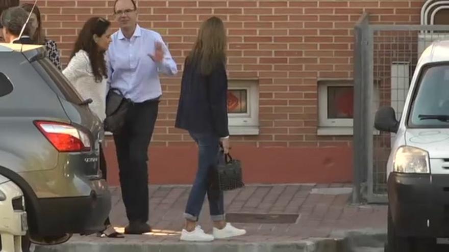 Vídeo / La reina Letizia acompaña a sus hijas en su primer día de colegio