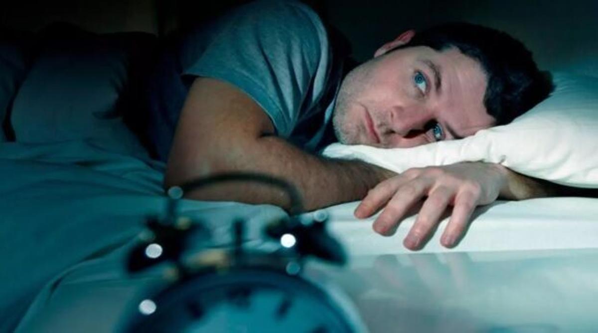 Hombre con problemas de sueño.