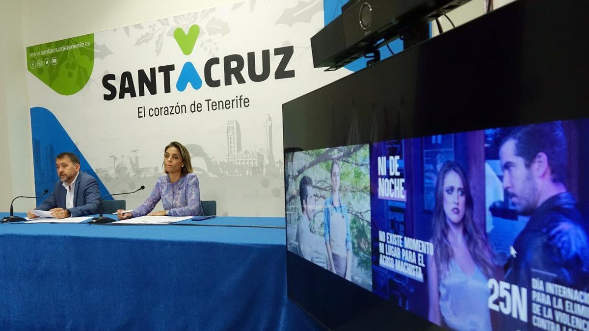 El alcalde de Santa Cruz, José Manuel Bermúdez, y la edil de Igualdad, Gladis de León.