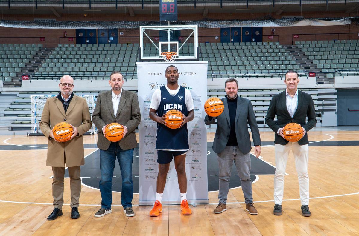 Un momento de la presentación de Kelan Martin como nuevo jugador del UCAM Murcia.