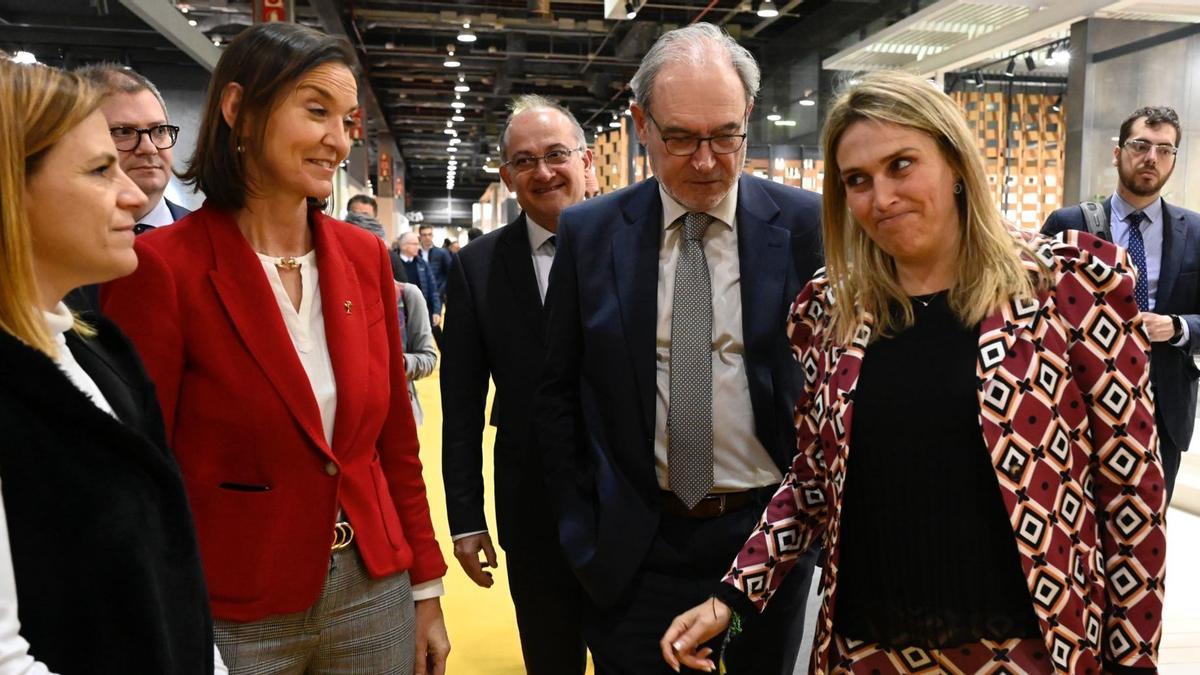 La ministra Reyes Maroto, visitando las instalaciones de Cevisama 2023. En la imagen, interpelada por la presidenta del PP de Castellón, Marta Barrachina.