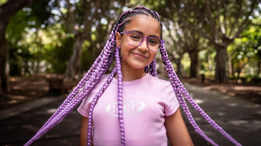 Edelweiss Estévez Grillo lleva el color lila en el tinte de su pelo, en sus gafas, en los zarcillos, en su camiseta y en las rayas de sus calcetines.