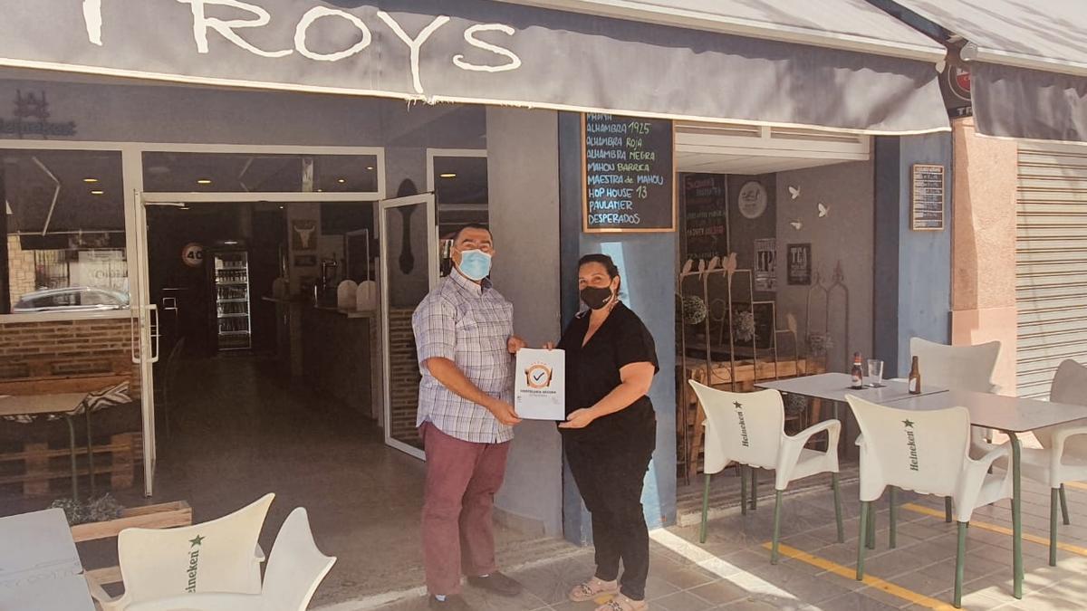 El concejal Carrión en un local