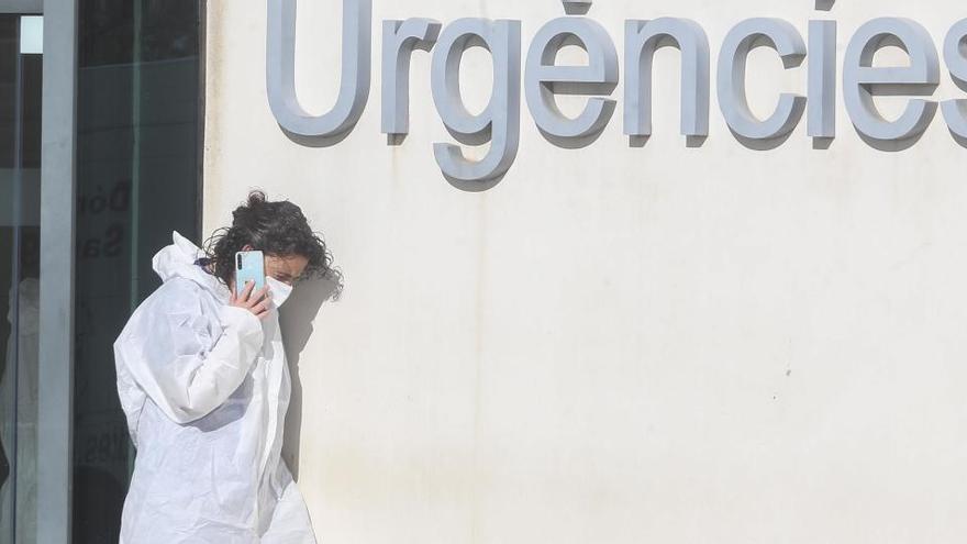 Una sanitaria habla por teléfono en un hospital de Valencia.