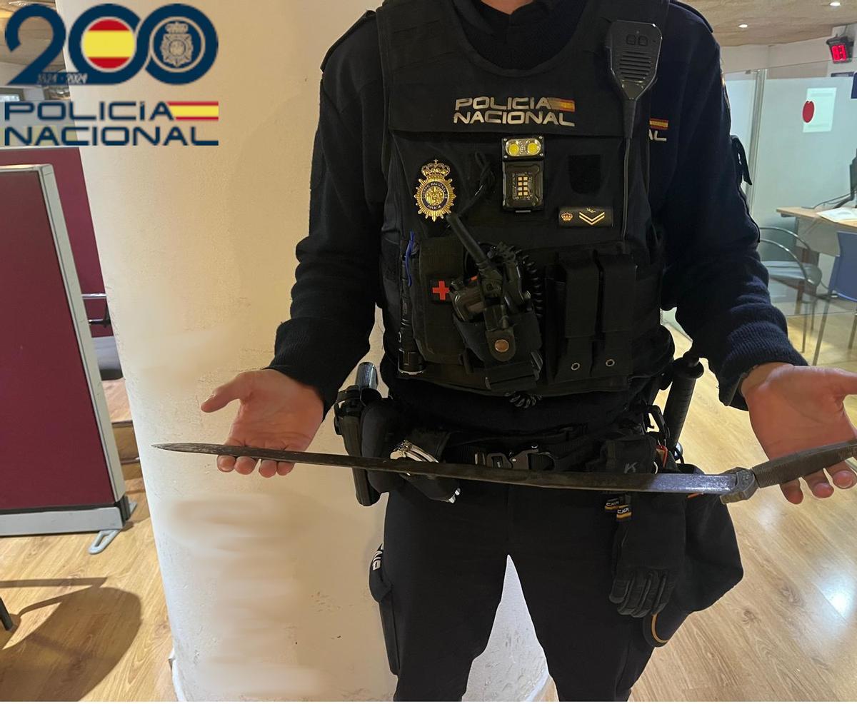 Un policía, con la espada intervenida en el lugar de la agresión.