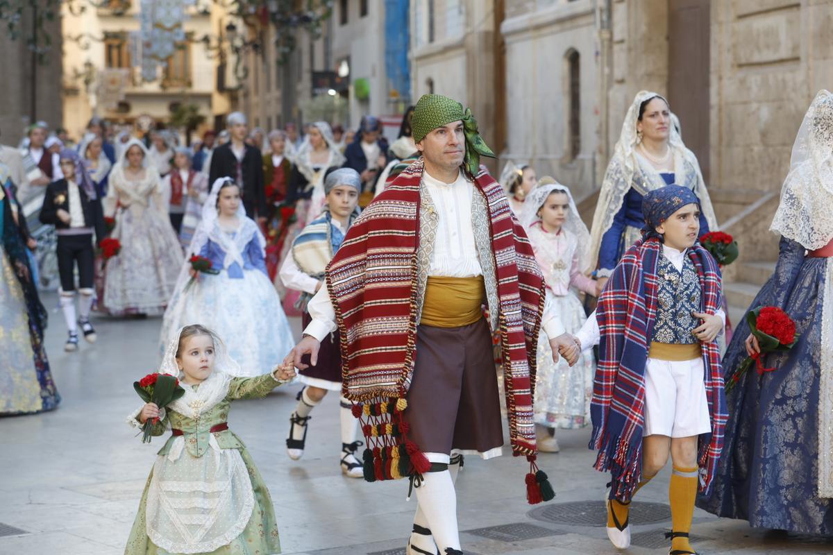 Todas las fotos de la ofrenda del 17 de marzo por la calle San Vicente hasta las 18:30 horas