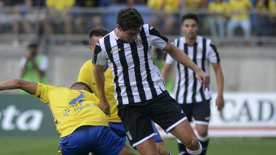 Álvaro Montero, autor de los dos tantos del Cartagena, trata de superar al defensa del Cádiz Cristian Márquez en un lance del partido.