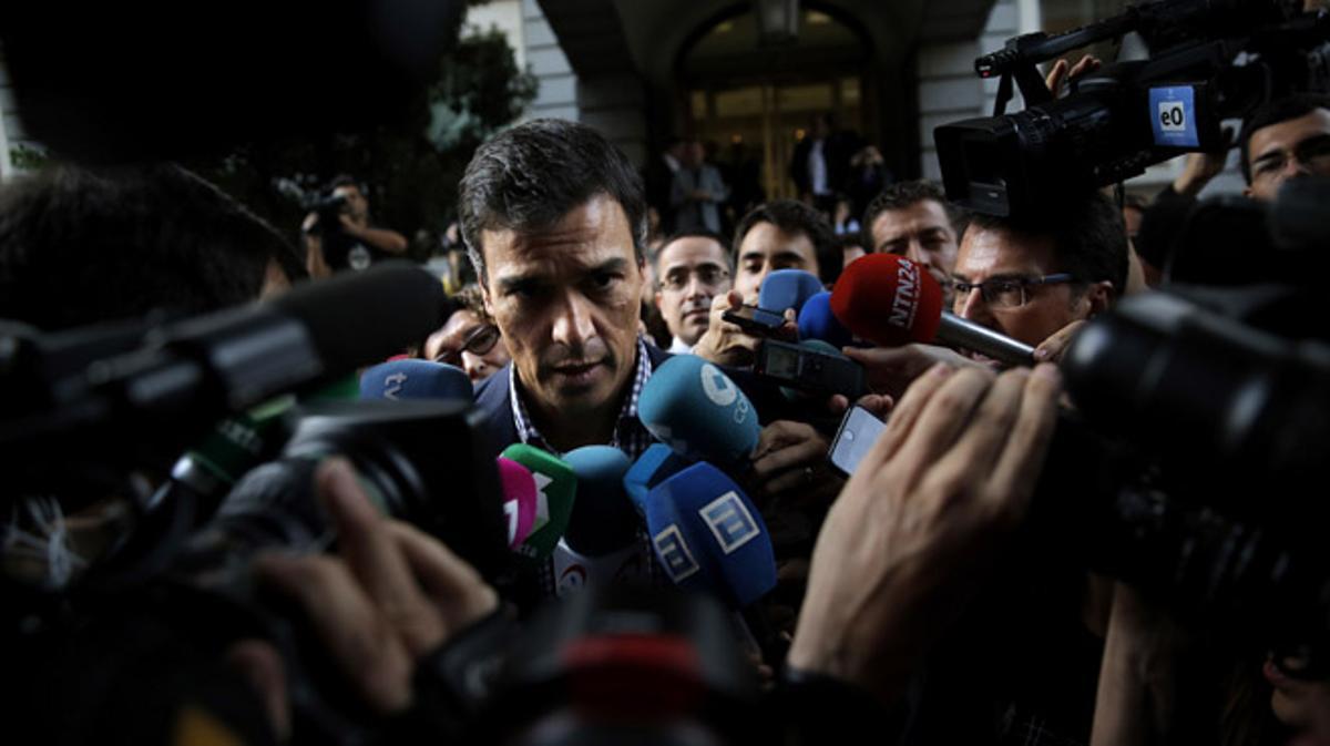 Sánchez, a los periodistas a su llegada al Congreso: ’Os he echado de menos’.