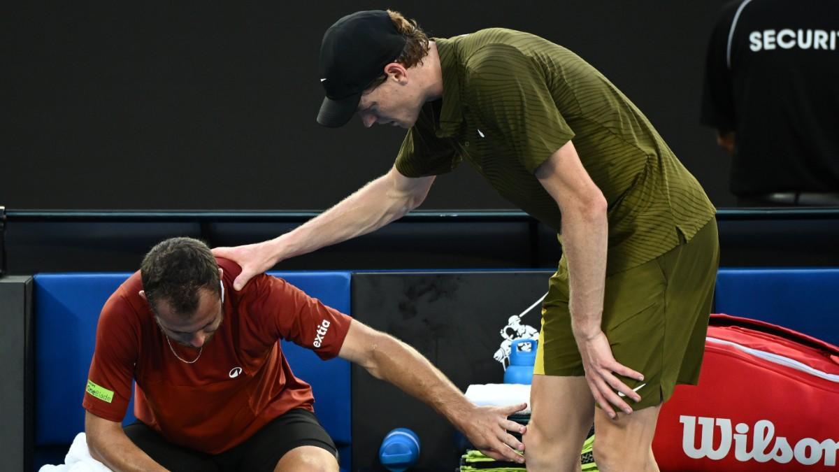 Jannik Sinner se acerca a consolar a Hugo Gaston