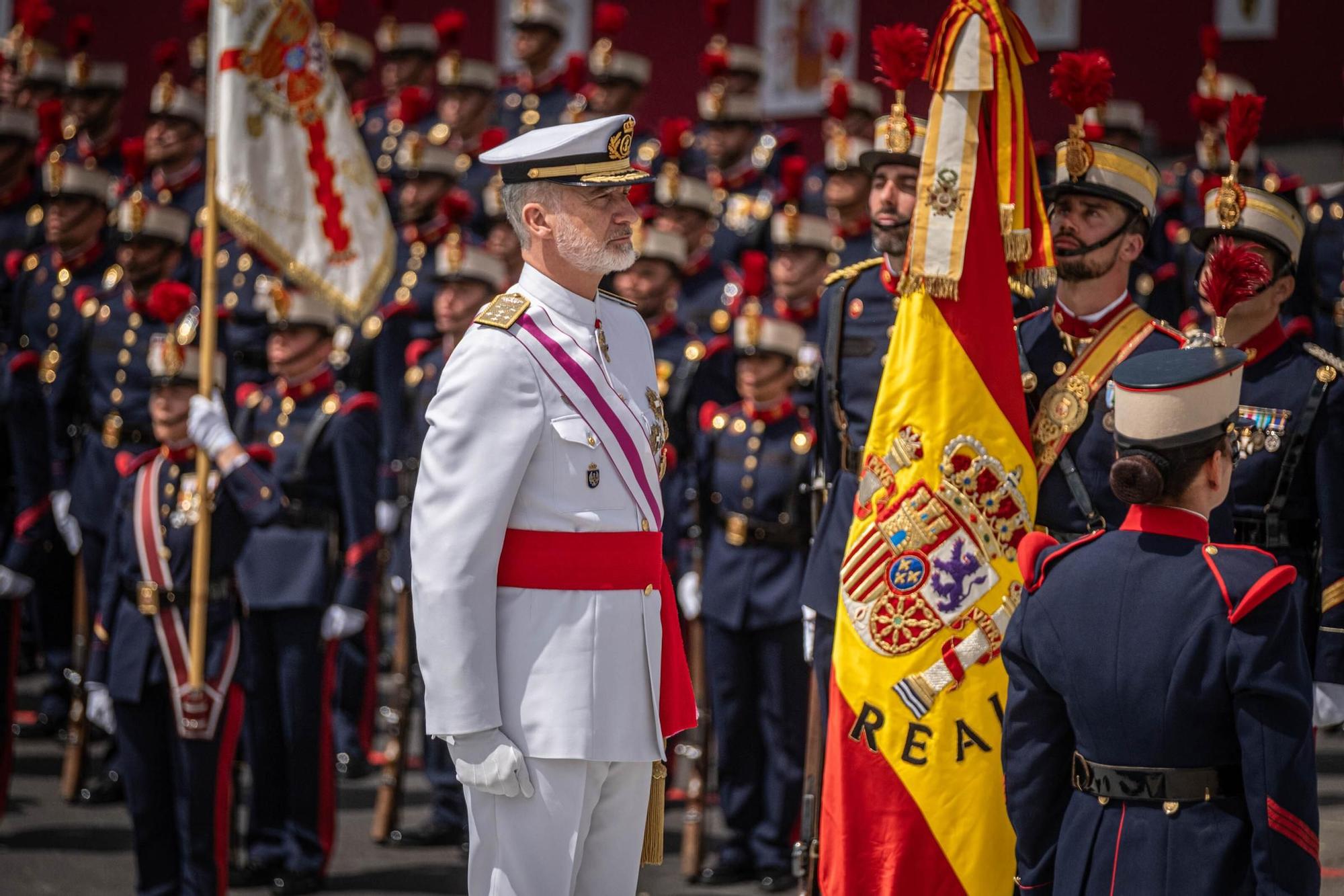 Las mejores imágenes del desfile militar de las Fuerzas Armadas en Tenerife con la presencia de Sus Majestades los Reyes