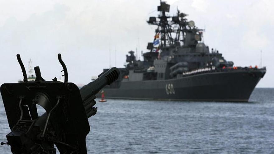 Vista del destructor &quot;Almirante Chabanenko&quot; a su llegada hoy, 25 de noviembre de 2008, al puerto de La Guaira (Venezuela), donde atracó este martes una flota naval rusa, que incluye un crucero a propulsión nuclear, para iniciar en las próximas horas maniobras conjuntas con la Armada nacional en el Caribe venezolano.