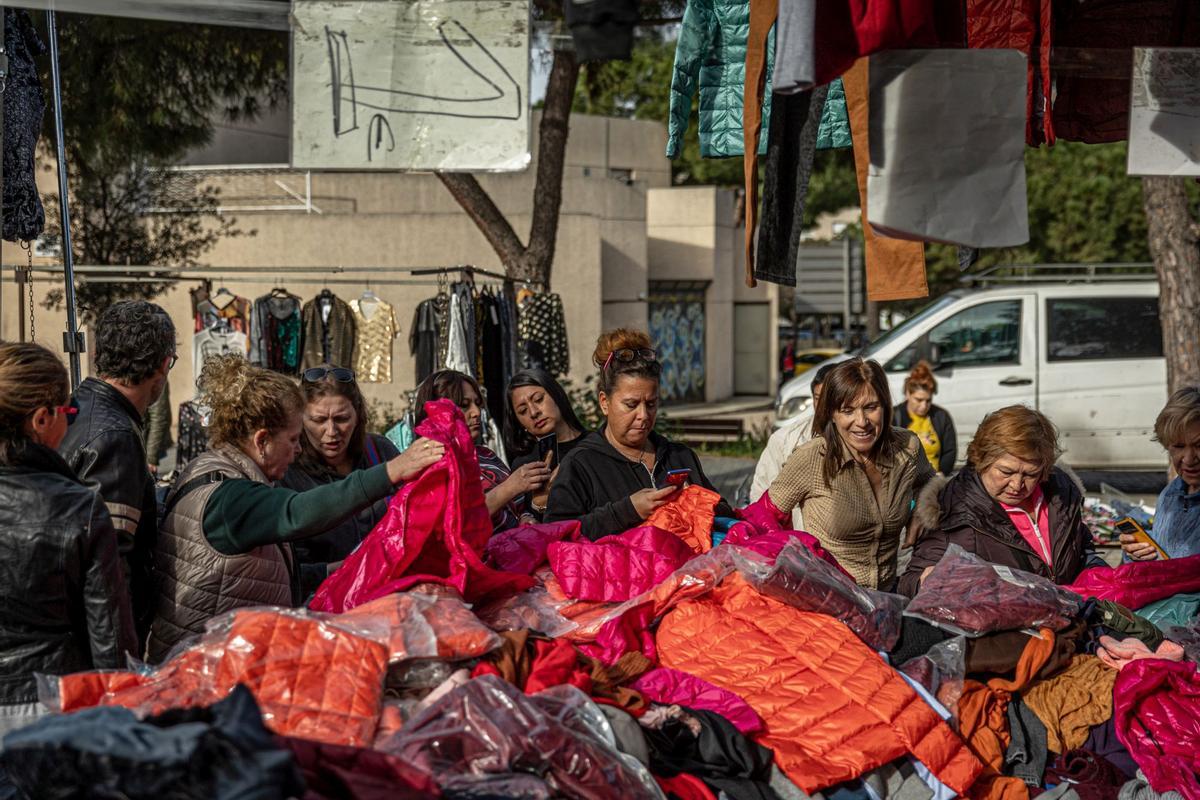 El histórico mercado ambulante inicia un exilio temporal: las obras de reforma del barrio exigen dejar libres las calles del Acer, de la Metal·lúrgia y del Crom, donde los puestos comerciales llevaban más de 50 años asentados. La nueva ubicación es desde el cruce de la calle de los Ferrocarrils Catalans con calle Foc hasta el cruce de la calle de la Mare de Déu de Port con el de calle Motors.