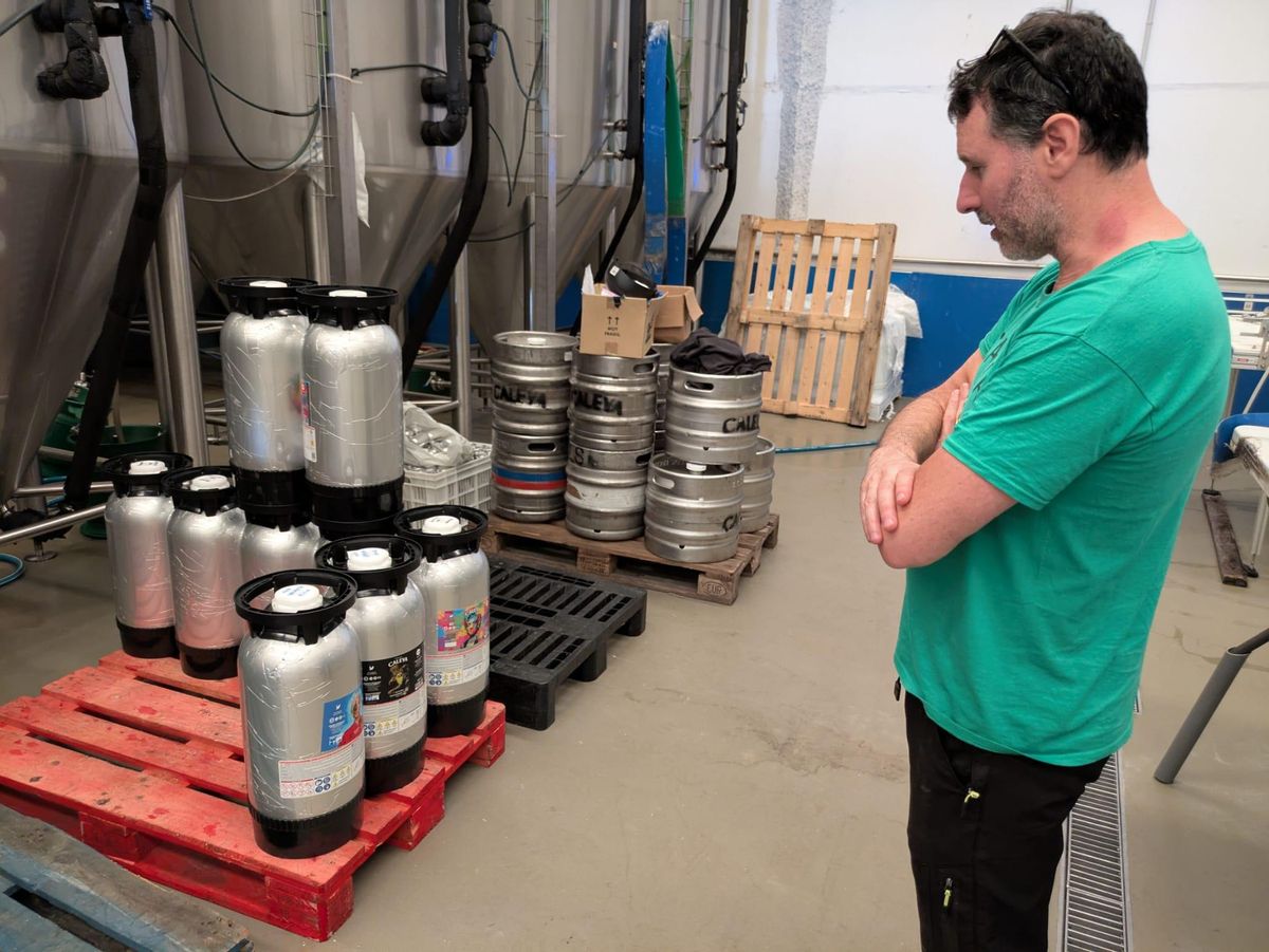César García mira algunos de los barriles que están a punto de salir de la fábrica a bares de toda España