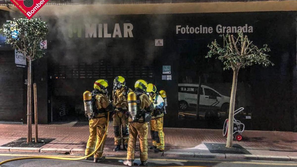 Un incendio en un establecimiento de Benidorm obliga a desalojar un edificio