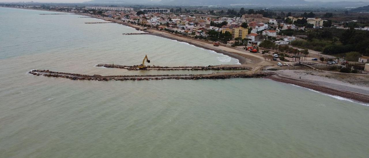 Estado de los trabajos de uno de los largos espigones del litoral de Almenara, a vista de dron.