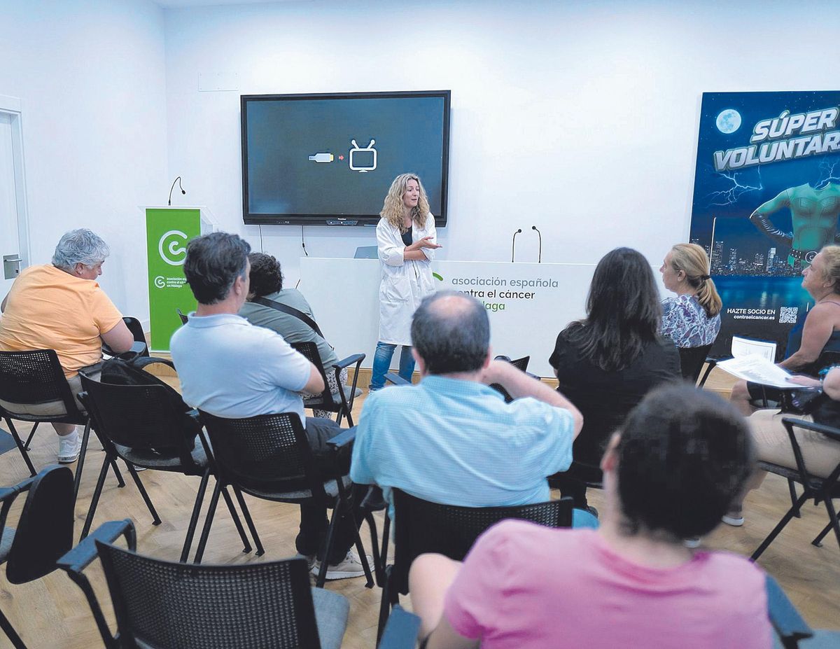 Ana Marín durante una sesión del Programa de Deshabituación Tabáquica de la AECC en su sede de Málaga capital.