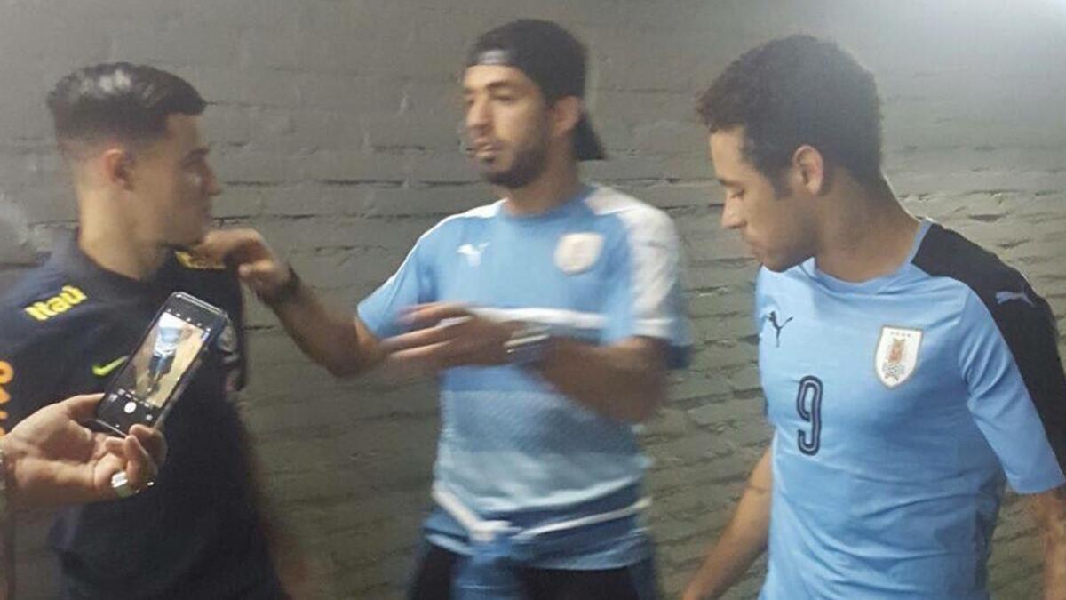 Coutinho, Luis Suárez y Neymar Junior charlan tras el Uruguay - Brasil en los pasillos del Estadio Centenario de Montevideo