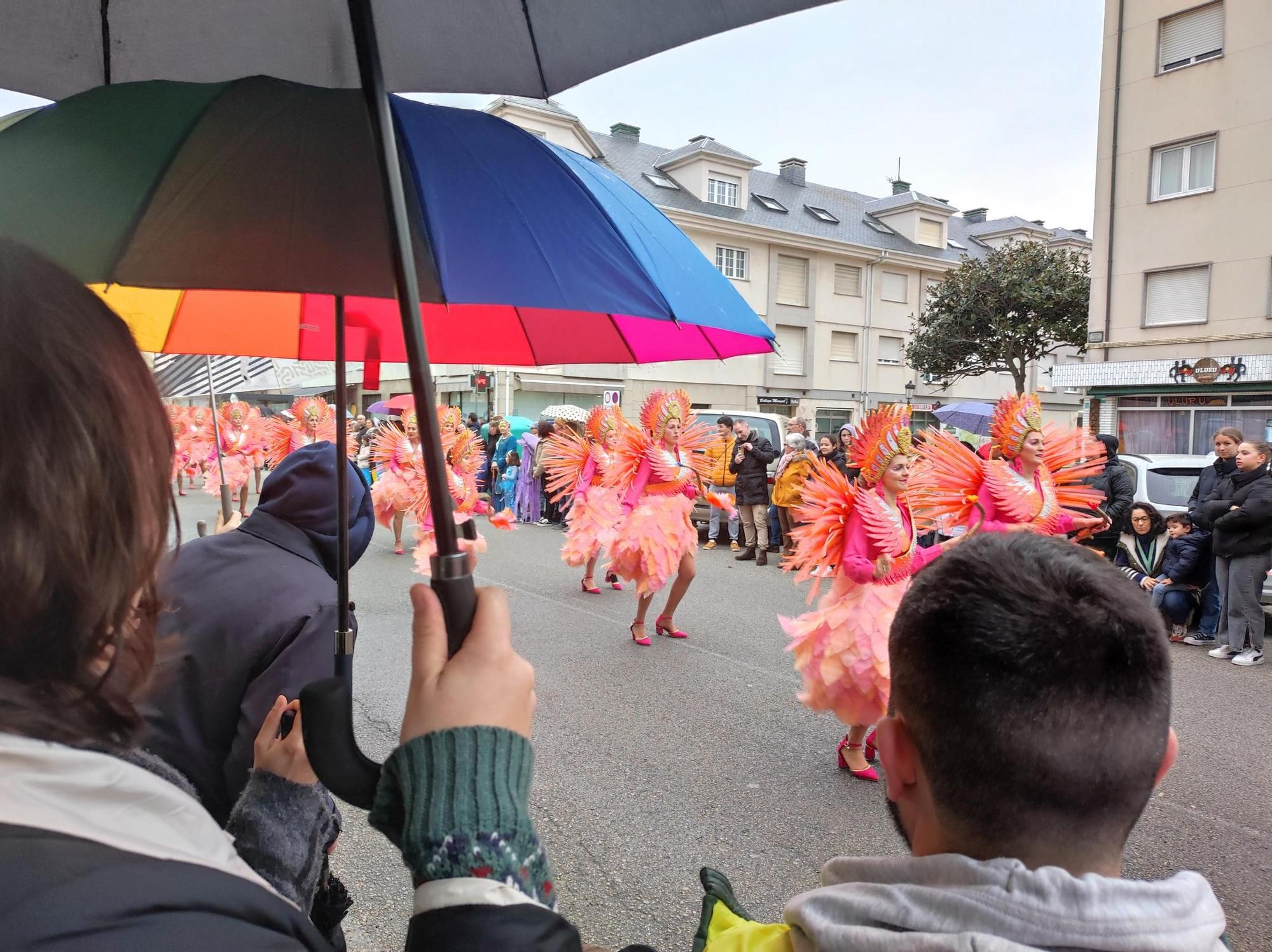 En imágenes: Las calles de Tapia se llenan para ver su vistoso desfile de Carnaval