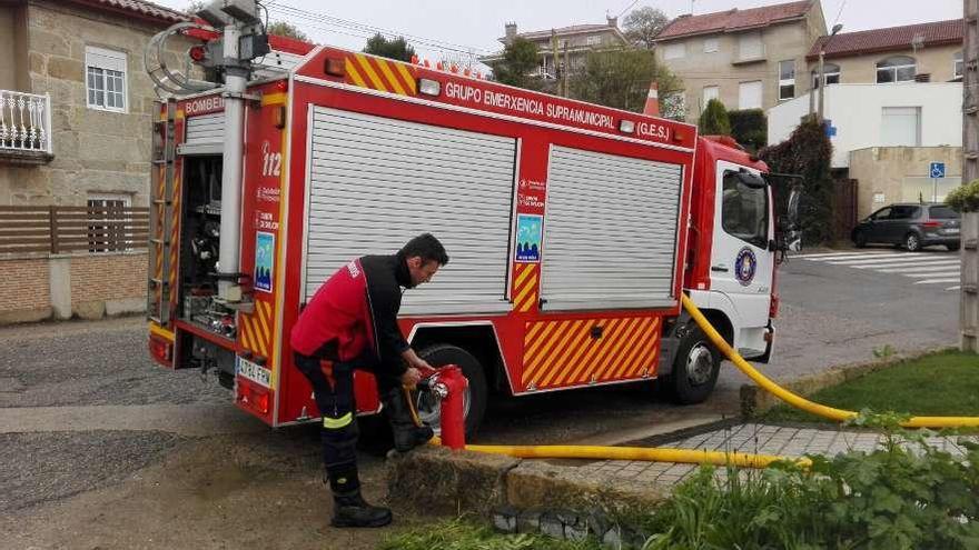 Un bombero comprueba una de las nuevas tomas de agua del municipio, donde solo había una.