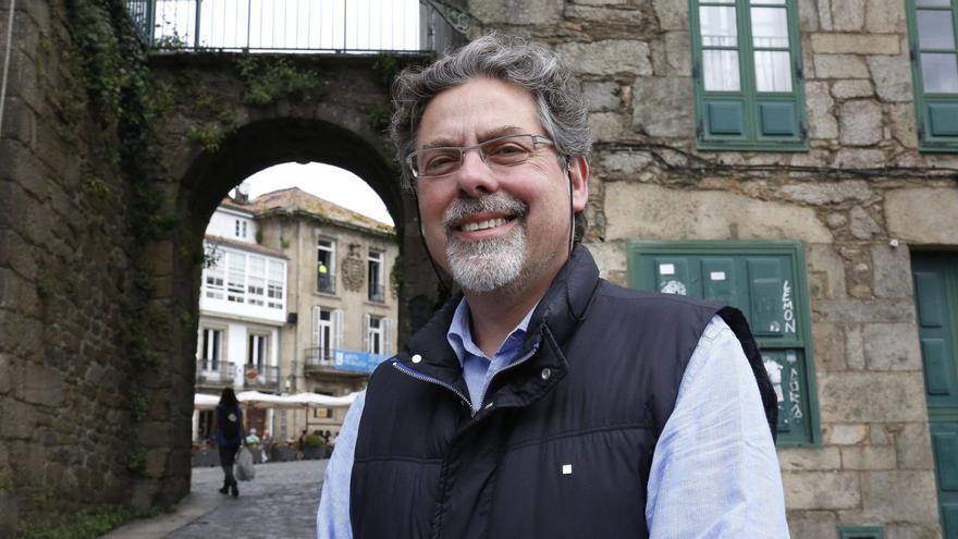 El catedrático Miguel Taín Guzmán, delante del Arco de Mazarelos, la única puerta de las dos murallas que permanece en pie / Antonio Hernández