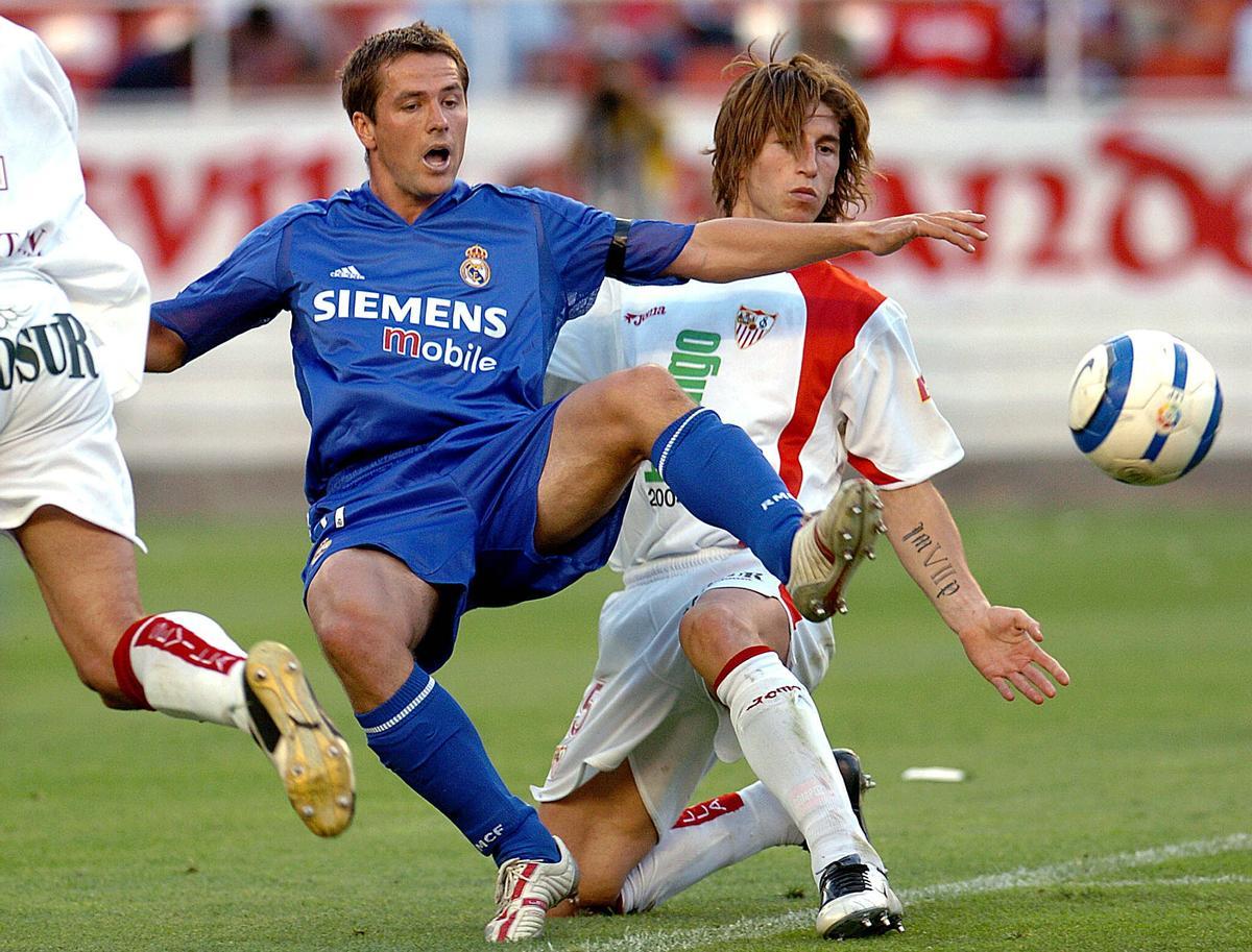 Sergio Ramos pugna por Michael Owen por un balón en el Sevilla-Real Madrid de mayo de 2005.
