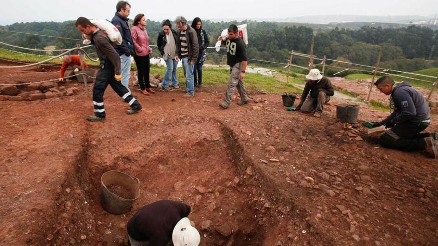 Por la izquierda, en el centro, Alejandro García, Otilia Requejo, Mar González, Iván Muñiz y Yasmina Triguero, ayer, en el yacimiento arqueológico del castillo de Gauzón .