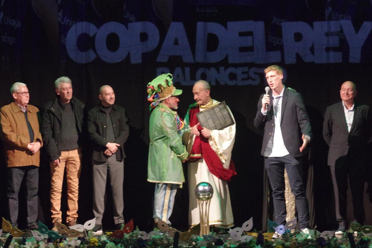 Alberto Díaz, jugador del Unicaja, dirigiéndose a los carnavaleros en el Cervantes