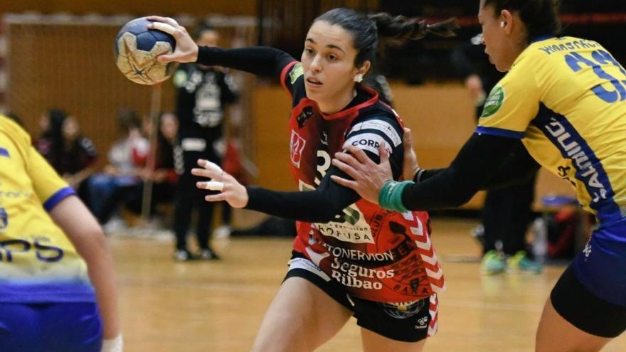 Alba Sánchez controla el balón en un encuentro de esta temporada.