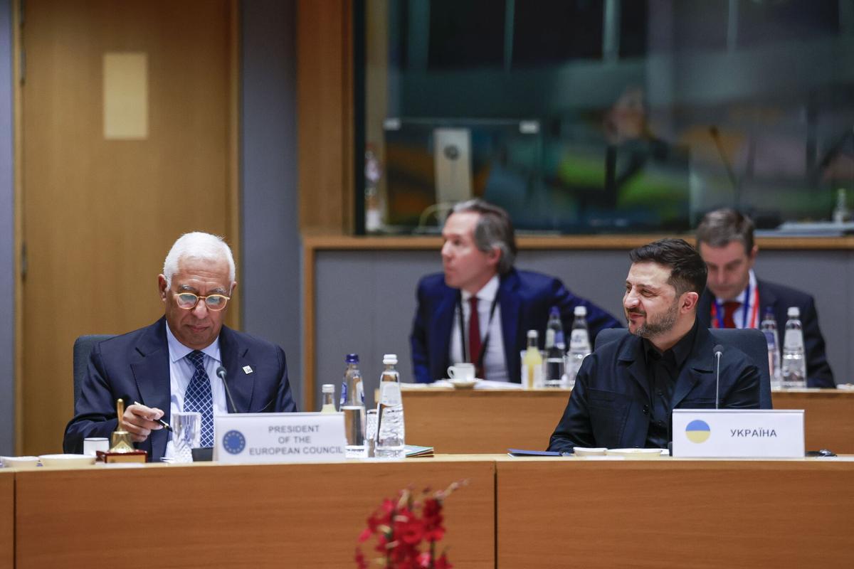 El presidente de Ucrania, Volodymyr Zelensky (D), y el presidente del Consejo Europeo, Antonio Costa, asisten a una cumbre de líderes de la Unión Europea en Bruselas, Bélgica, 18 de diciembre de 2025. (Bélgica, Bruselas) EFE/EPA/STEPHANIE LECOCQ / POOL