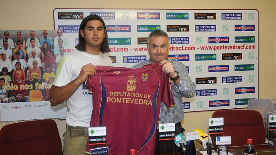 Sergio Rodríguez, con el presidente del Pontevedra, en el acto de presentación como nuevo jugador granate