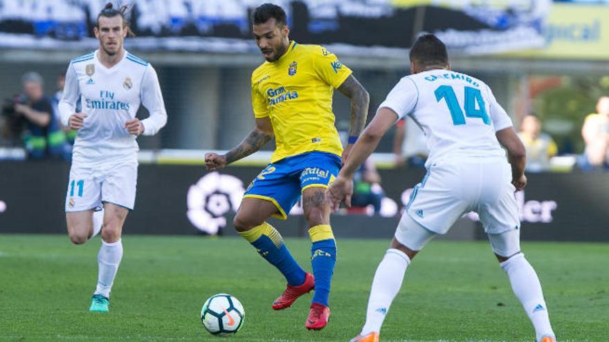 Míchel Macedo, lateral derecho de la UD, defendido por Casemiro -con Bale al fondo- durante el partido entre Las Palmas y Real Madrid esta temporada.