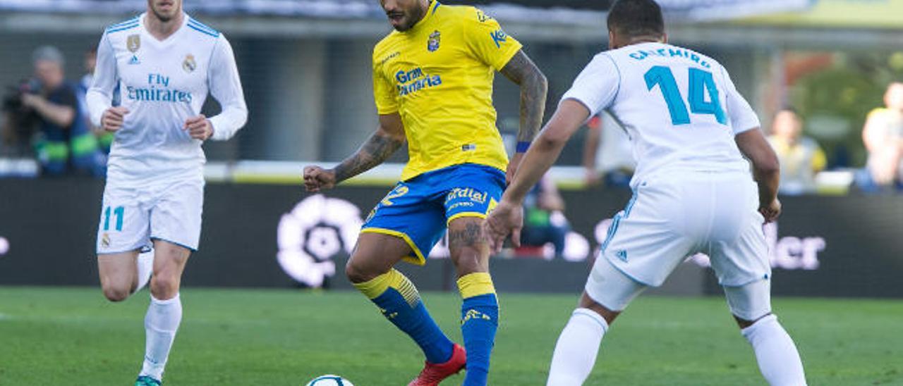 Míchel Macedo, lateral derecho de la UD, defendido por Casemiro -con Bale al fondo- durante el partido entre Las Palmas y Real Madrid esta temporada.