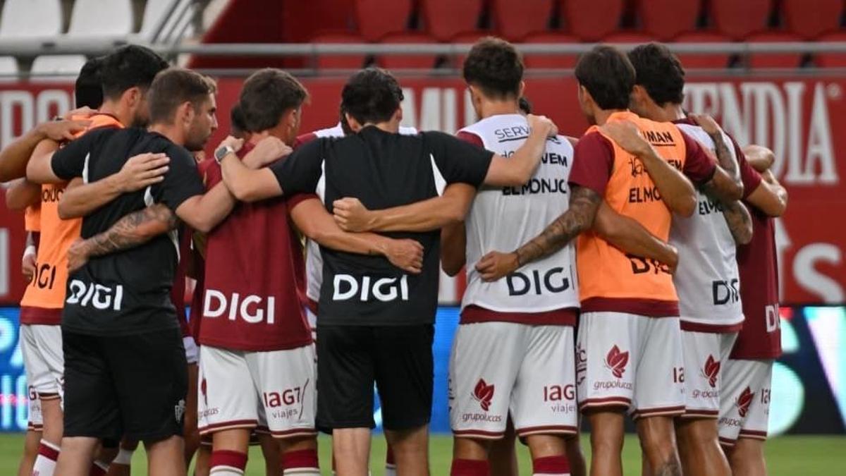 Los jugadores del Real Murcia hacen una piña en Nueva Condomina.