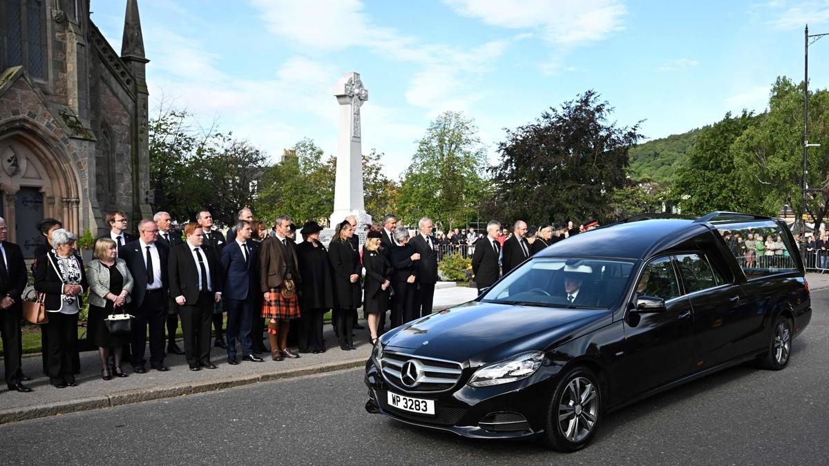 El féretro de Isabel II, a su paso por Ballater, Escocia.