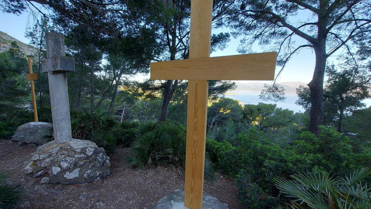 Ses Tres Creus – die beiden flankierenden Holzkreuze fielen Vandalismus zum Opfer und mussten erneuert werden.