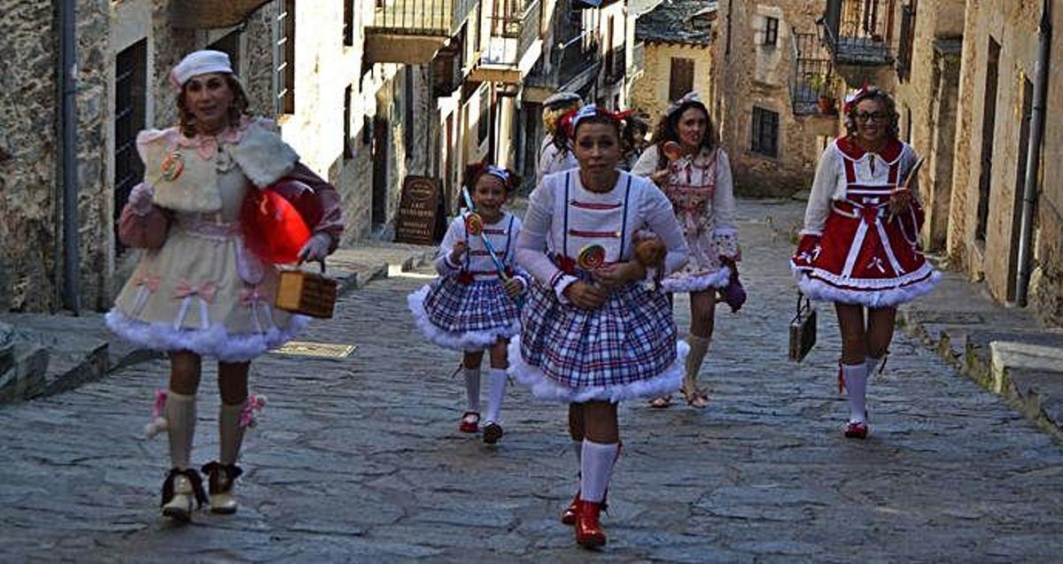 Cencerros y disfraces en Villanueva de Valrojo