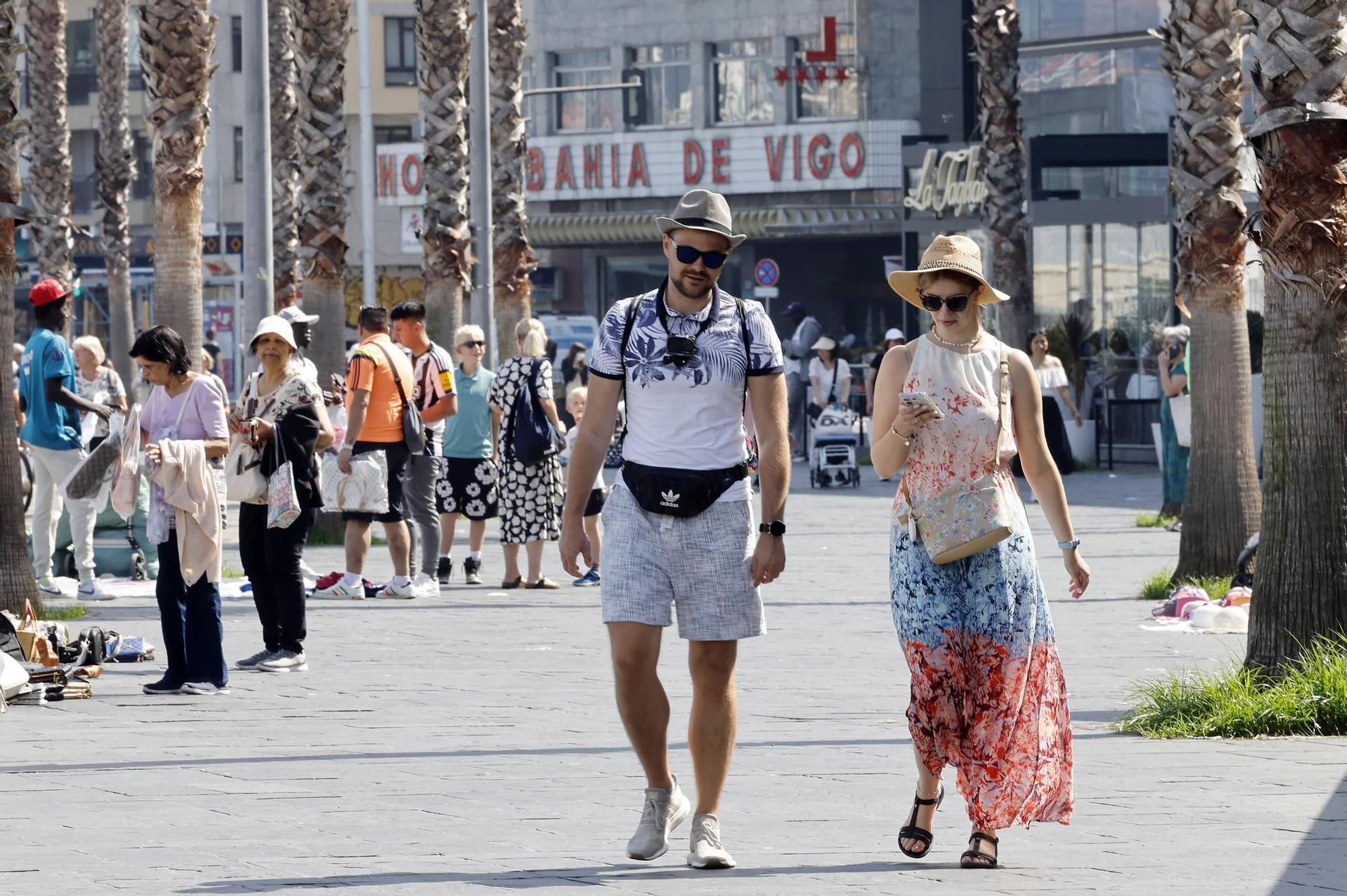 Visitantes y cruceristas del Island Sky y Costa Favolosa animaron un Vigo soleado
