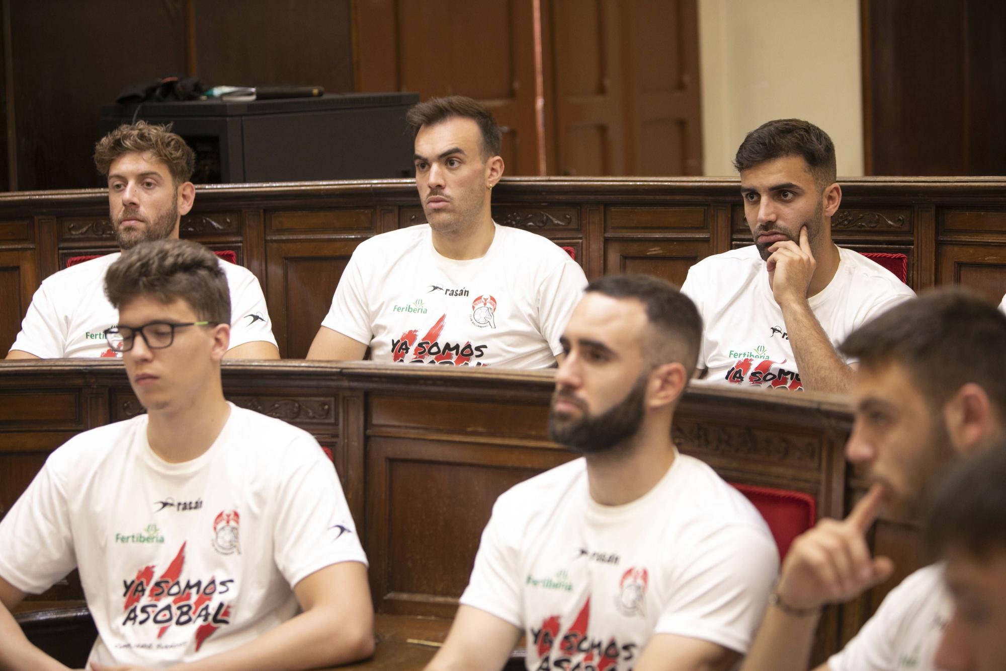 El Fertiberia celebra el ascenso a ASOBAL con las instituciones