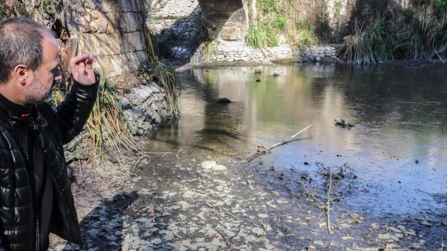 El estanque situado debajo del puente de San Jorge de Alcoy ha amanecido congelado