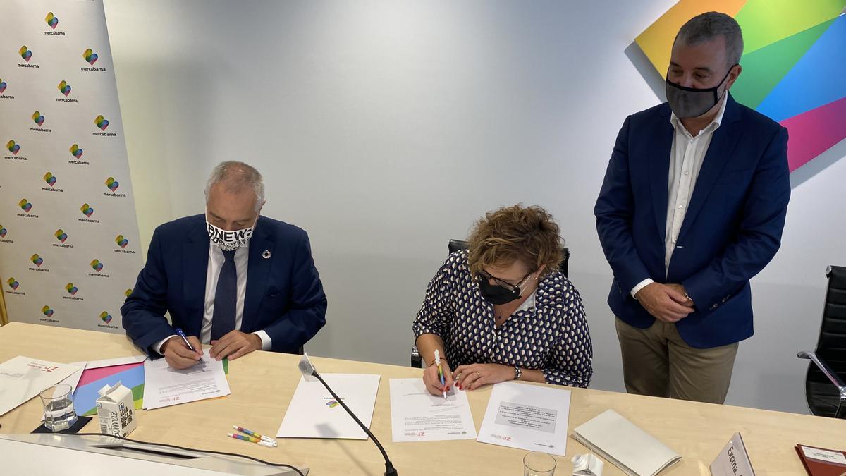 Firma del acuerdo de ampliación de Mercabarna, con Pere Navarro, Montserrat Ballarín y Jaume Collboni (de pie).