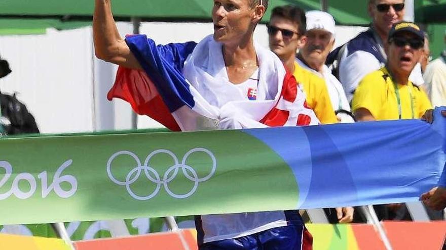 Matej Toth celebra su victoria en la prueba de marcha de 50 kilómetros.