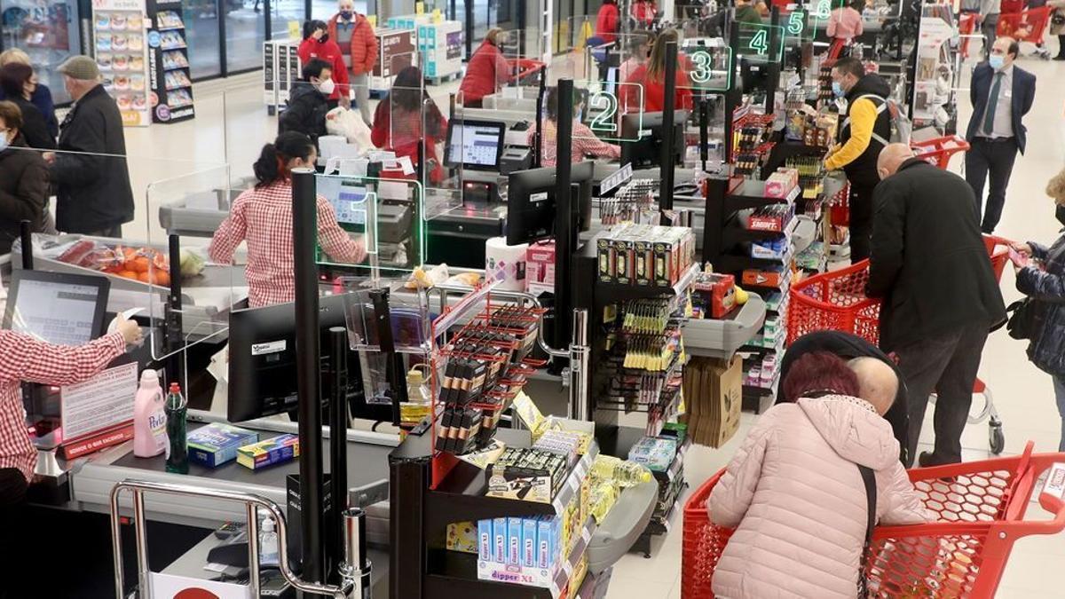 Clientes hacen la compra en un supermercado de Santiago.