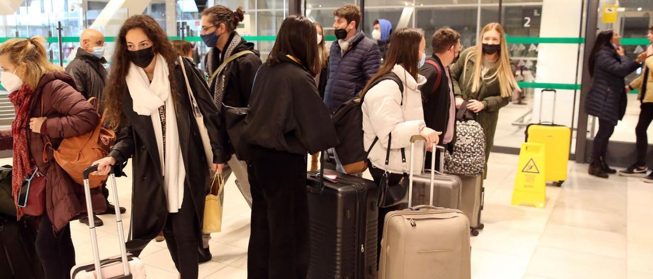 Pasajeros de uno de los Alvia que llegaron llenos a la estación de Urzáiz en Semana Santa.