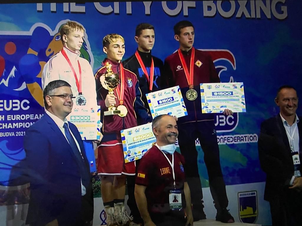 El podio final del campeonato de Europa Joven de boxeo. Abajo, Rafael Lozano &#039;Balita&#039;.