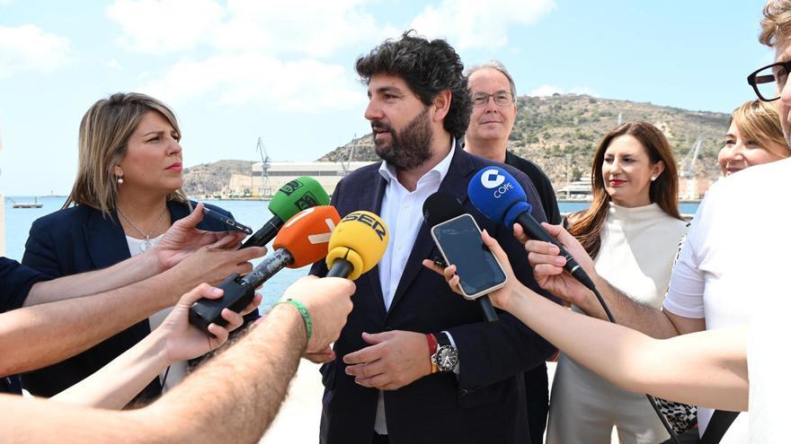 El presidente del Partido Popular de la Región de Murcia, Fernando López Miras, atiende a los medios de comunicación en el puerto de Cartagena